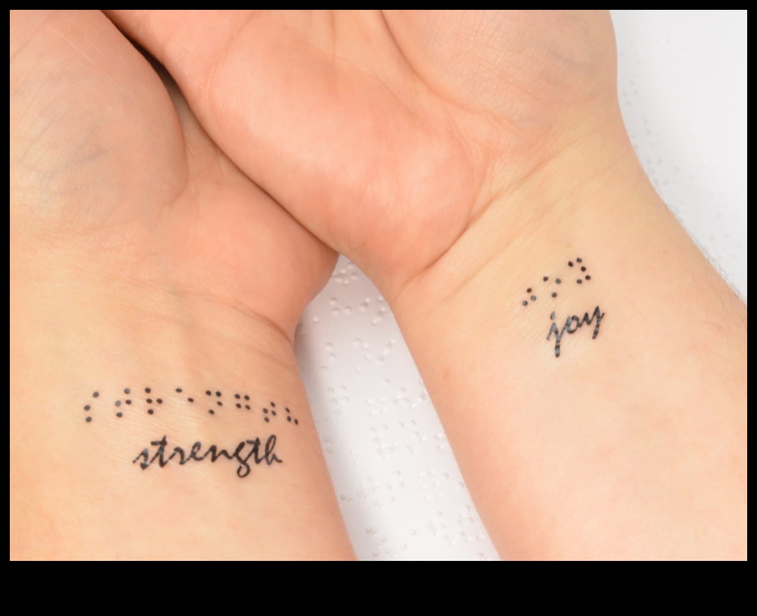 Hidden Vistas: גילוי הקסם של קעקועים על היד