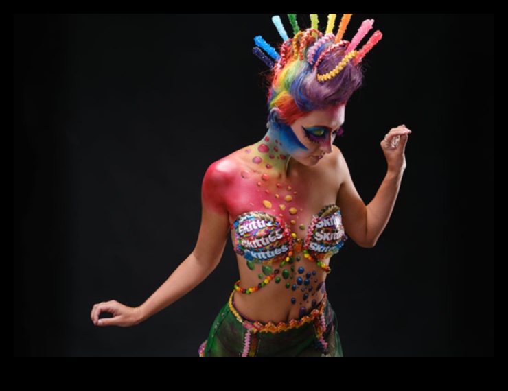 היתוך אמנותי: איפה יצירתיות פוגשת את הבד האנושי