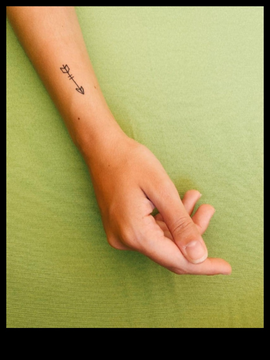 טביעות דיו: קעקועים קטנים בשורש כף היד עם משמעויות גדולות