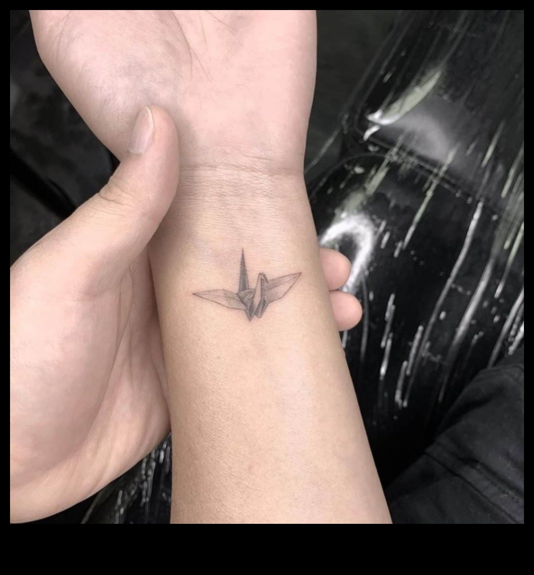 טביעות דיו: קעקועים קטנים בשורש כף היד עם משמעויות גדולות