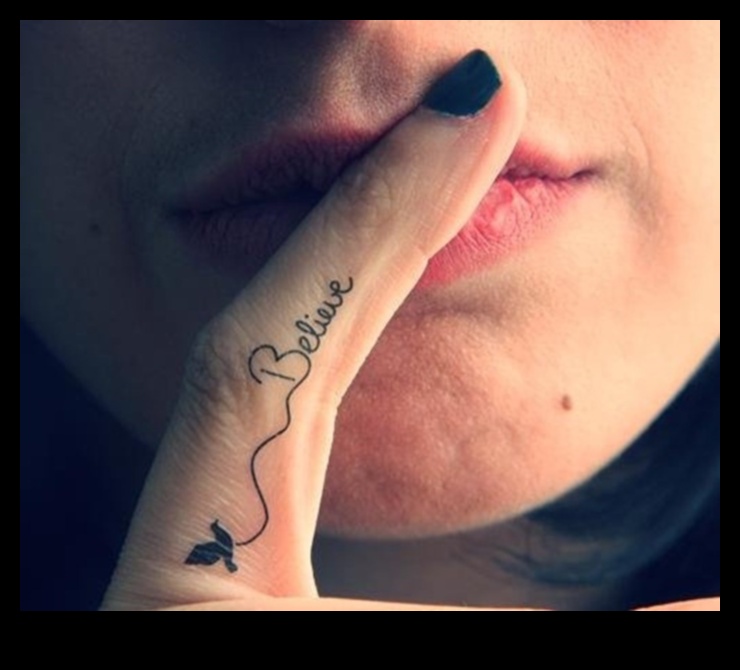 טביעות דיו: קעקועים קטנים בשורש כף היד עם משמעויות גדולות