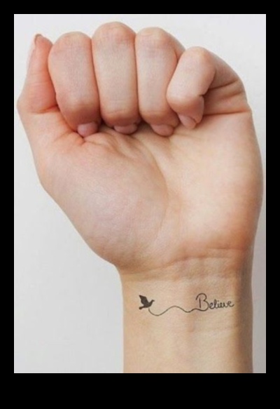 טביעות דיו: קעקועים קטנים בשורש כף היד עם משמעויות גדולות