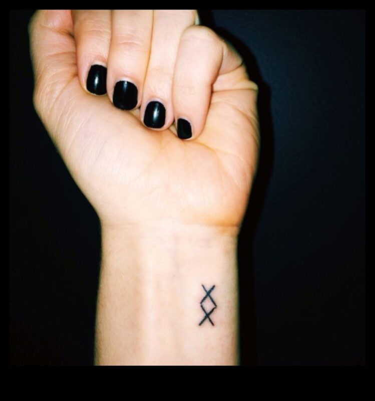 טביעות דיו: קעקועים קטנים בשורש כף היד עם משמעויות גדולות