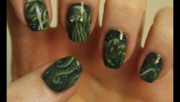 לחישות דיו: יצירות מופת מיניאטוריות בקצות האצבעות