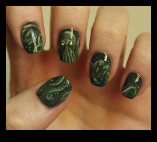 לחישות דיו: יצירות מופת מיניאטוריות בקצות האצבעות