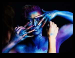 היתוך אמנותי: איפה יצירתיות פוגשת את הבד האנושי