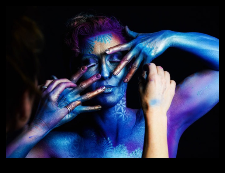 היתוך אמנותי: איפה יצירתיות פוגשת את הבד האנושי