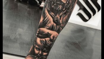 לחישות של דיו: חשיפת הסודות של אמנות קעקוע רגל מדהימה