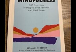 חקירת תשומת לב: ספרים חובה כדי להעמיק את תרגול המדיטציה שלך