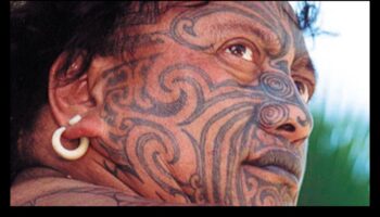 סיפורי עור: חוגגים את הפסיפס העולמי של תרבות הקעקועים