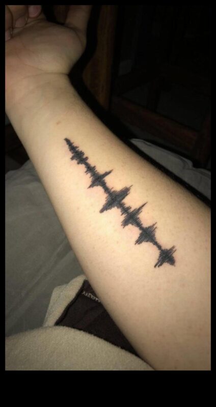 Hidden Vistas: גילוי הקסם של קעקועים על היד